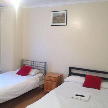 70 Hockley Avenue Hotell Barking  Exteriör bild