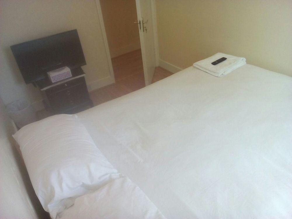70 Hockley Avenue Hotell Barking  Exteriör bild