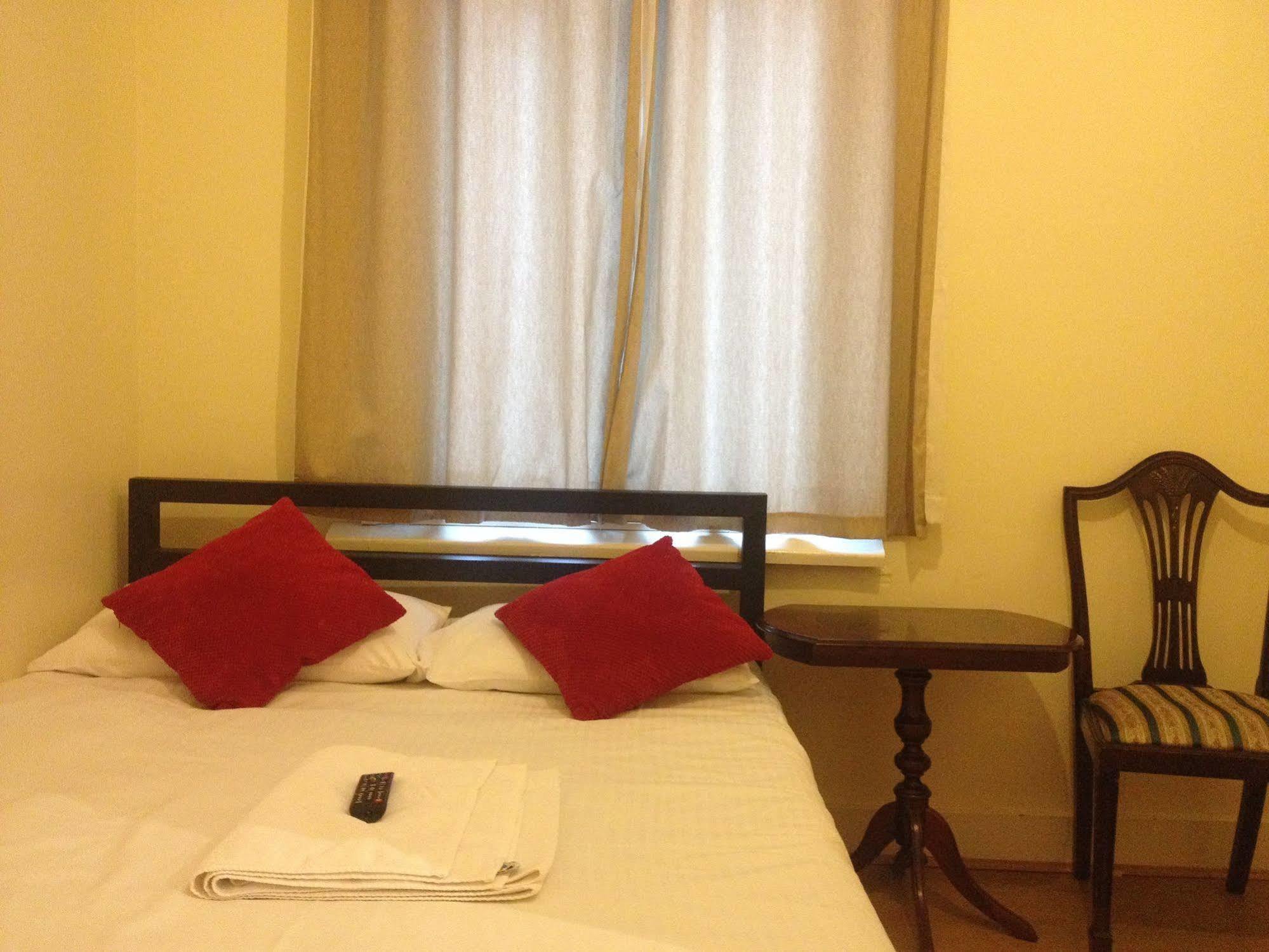 70 Hockley Avenue Hotell Barking  Exteriör bild