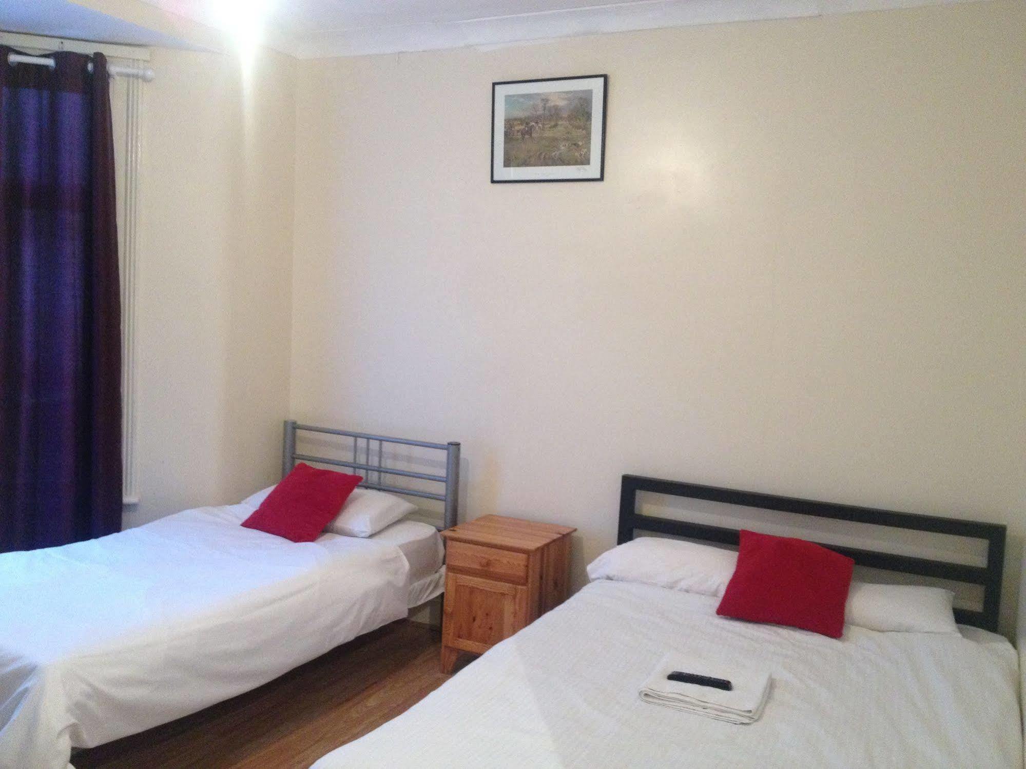 70 Hockley Avenue Hotell Barking  Exteriör bild