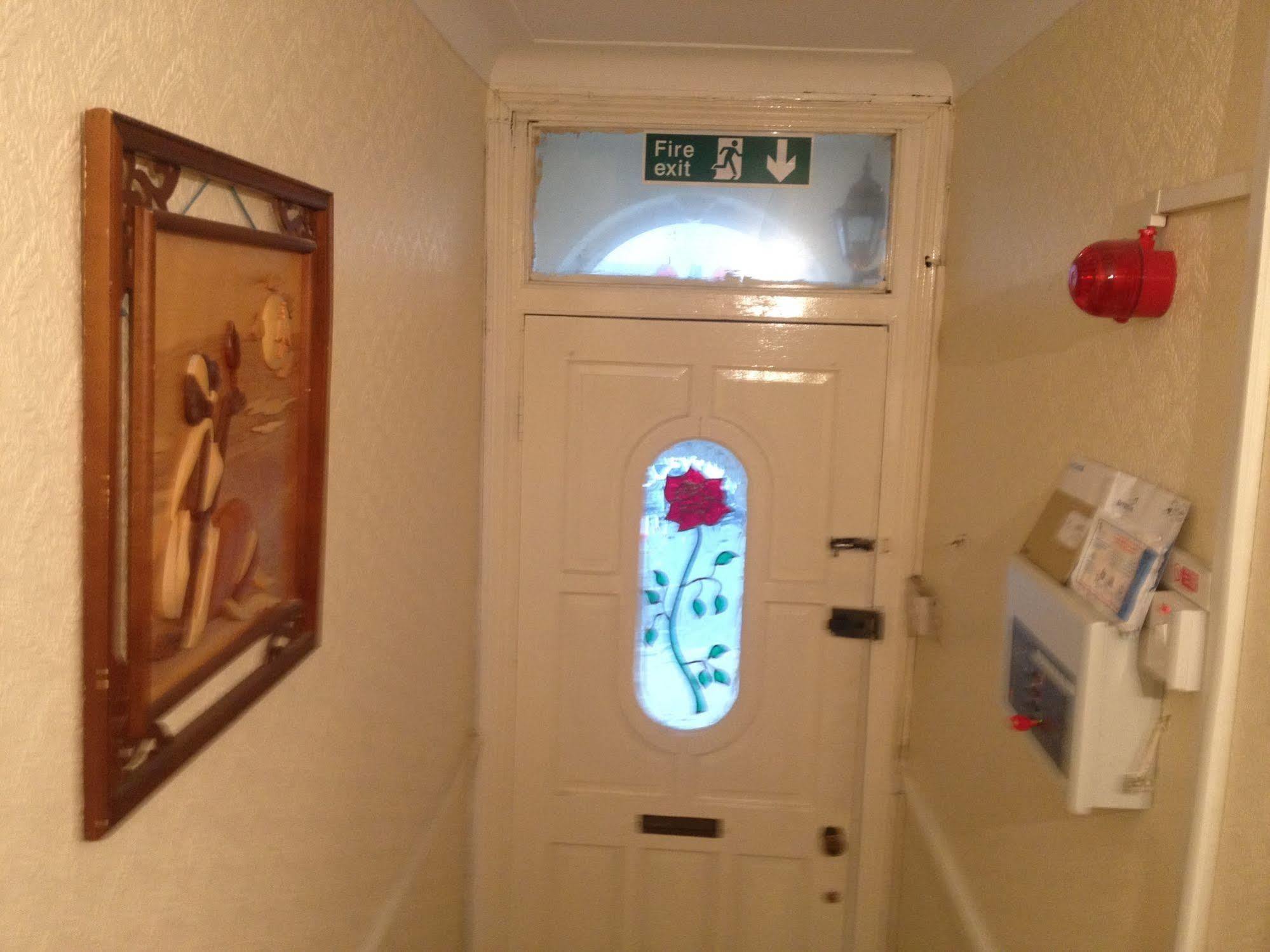 70 Hockley Avenue Hotell Barking  Exteriör bild