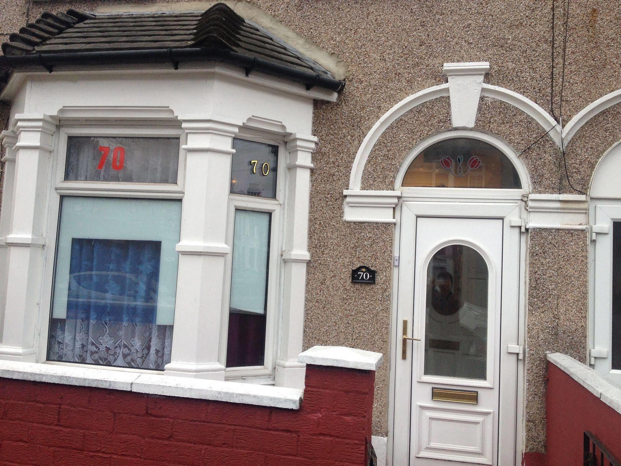 70 Hockley Avenue Hotell Barking  Exteriör bild